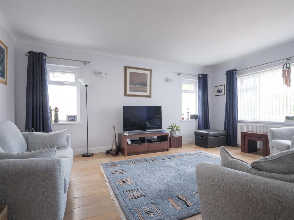 Property photo 3 of 37 4 Ridings Mead-13.Jpg