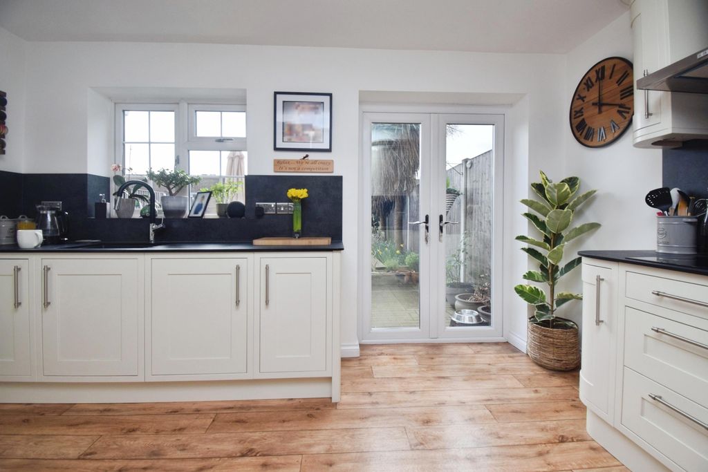 Property photo 3 of 12 Kit