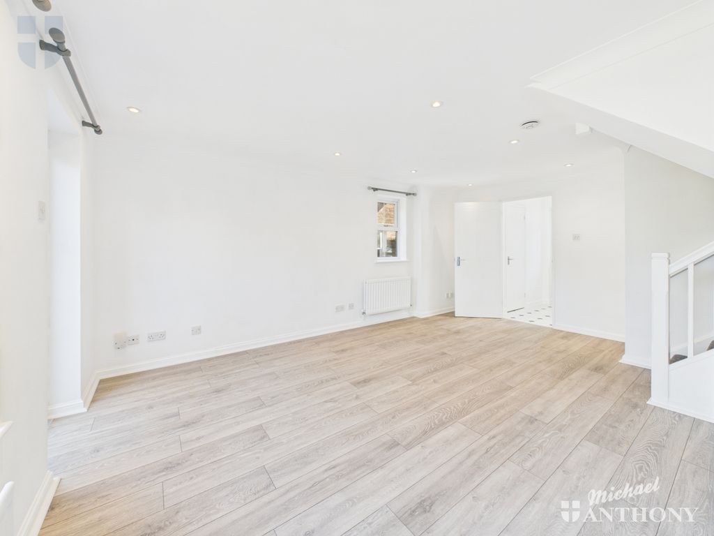 Property photo 3 of 13 Cam03852G0-Pr0358-Still016