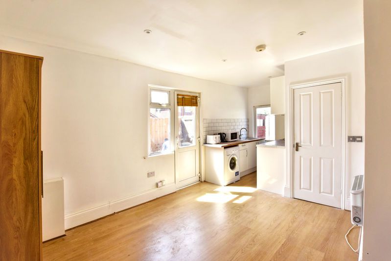 Property photo 3 of 8 Studio