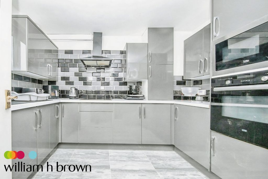 Property photo 2 of 9 Kitchen