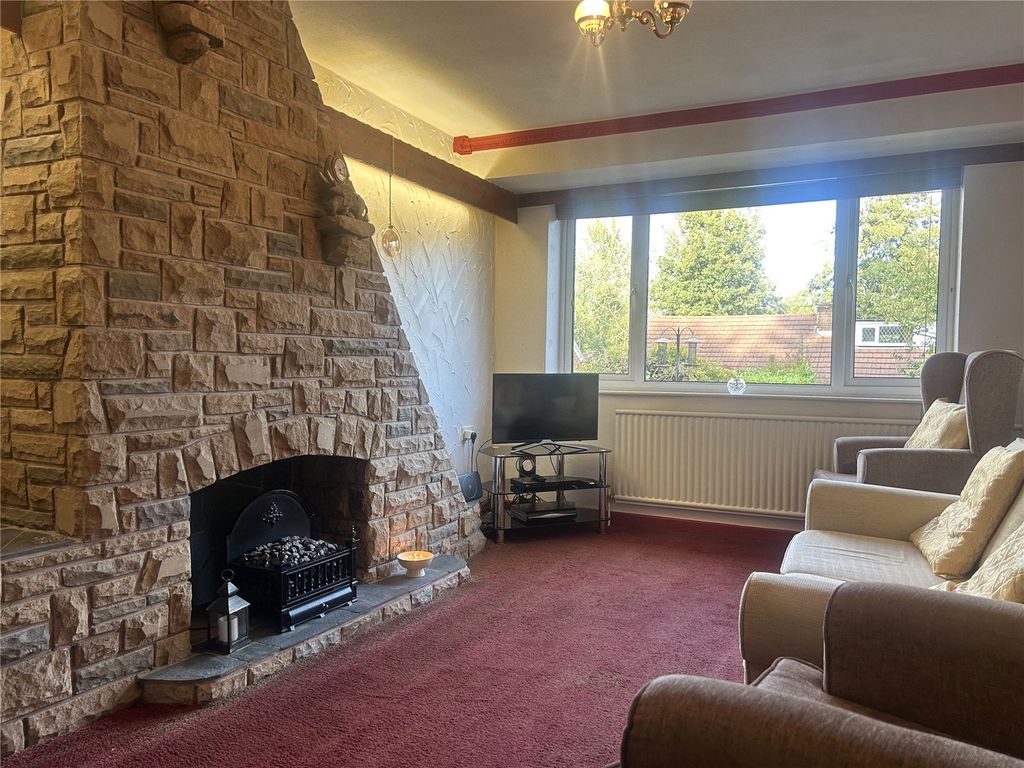 Property photo 3 of 21 Lounge