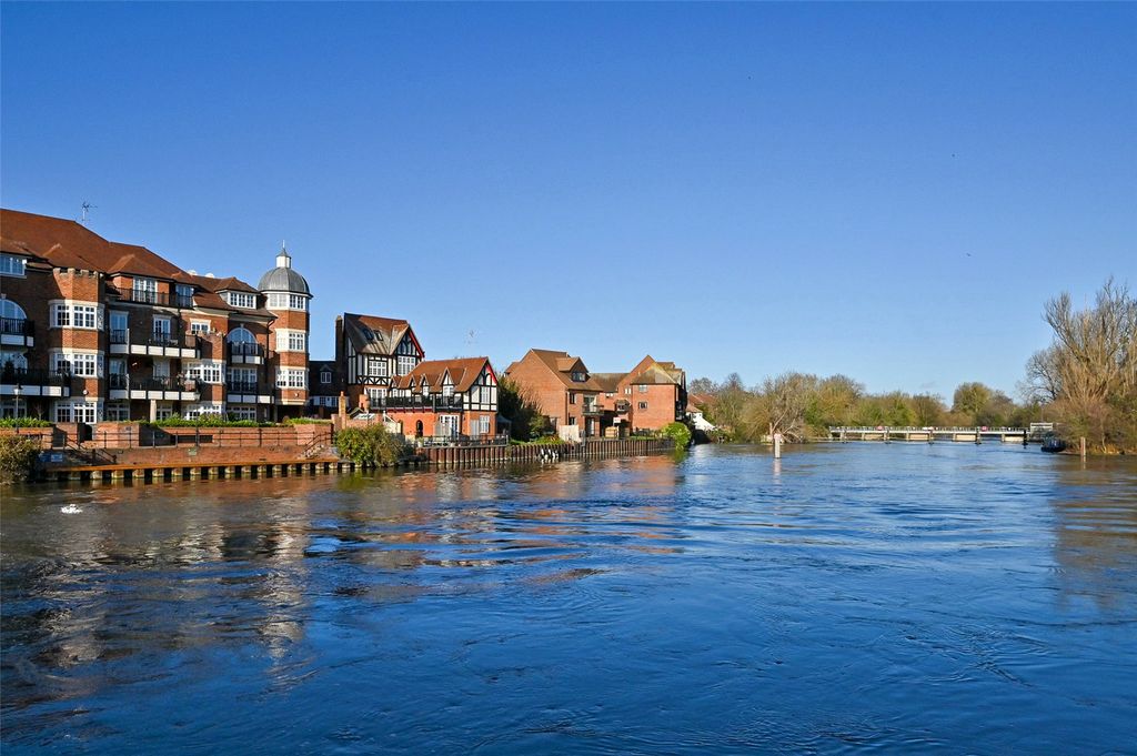 Property photo 1 of 11 River Thames