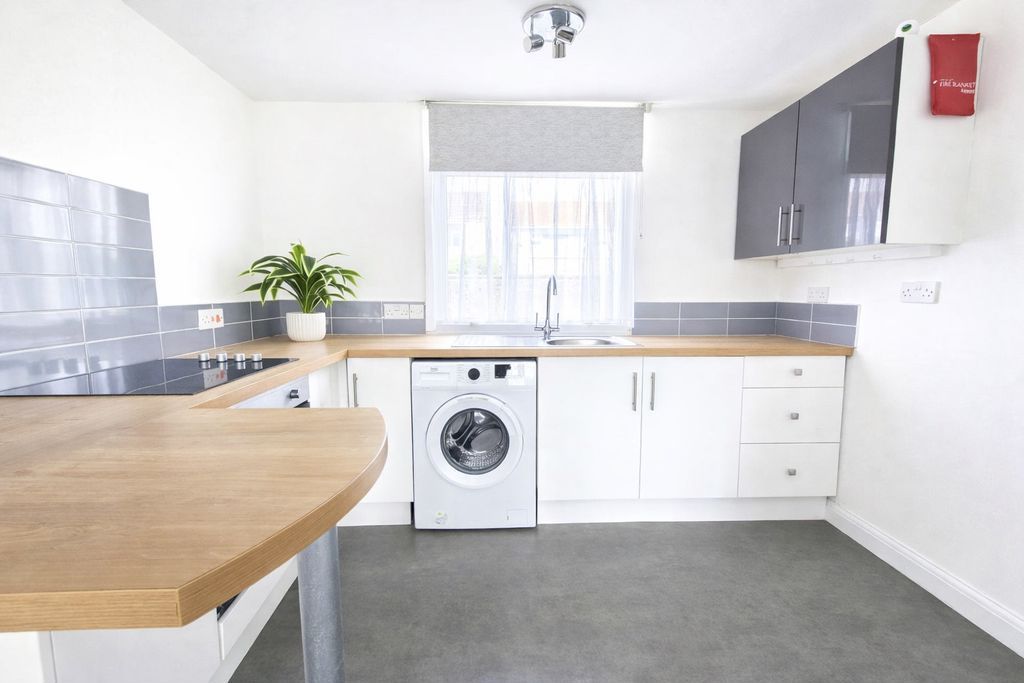 Property photo 1 of 10 Kitchen