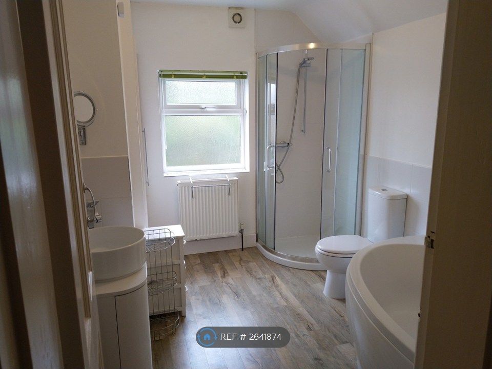 Property photo 3 of 11 Bathroom