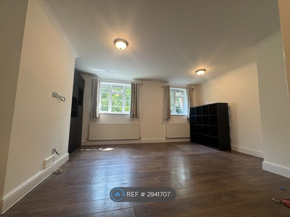 Property photo 1 of 12 Living Room 5 x 4.2 m