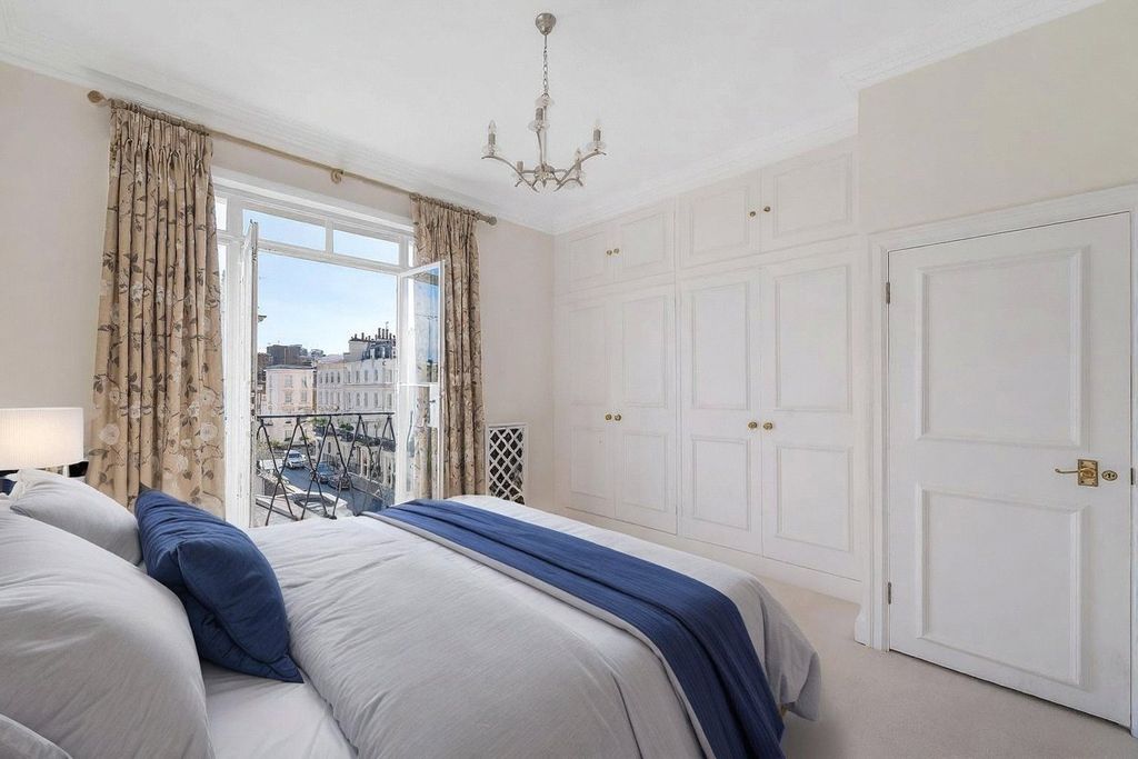 Property photo 3 of 10 Bedroom