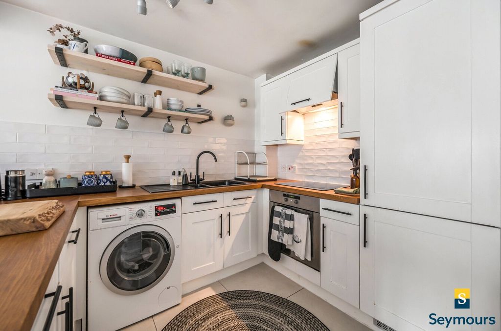 Property photo 3 of 17 Kitchen