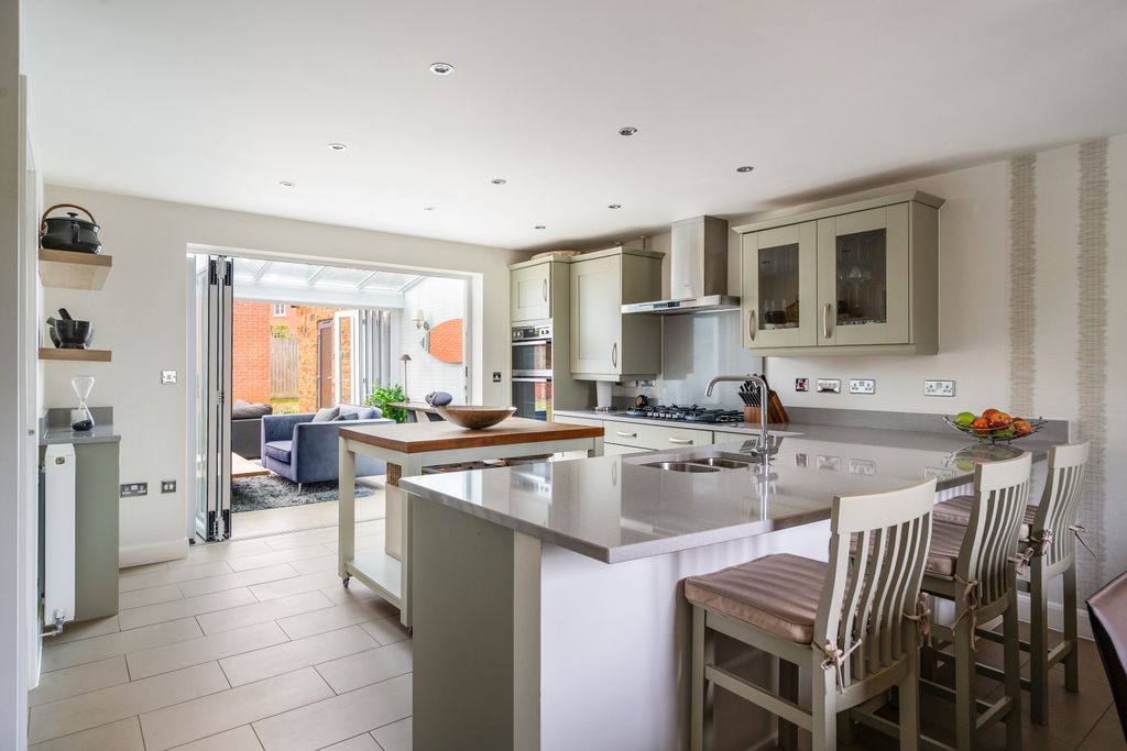Property photo 3 of 18 Kitchen