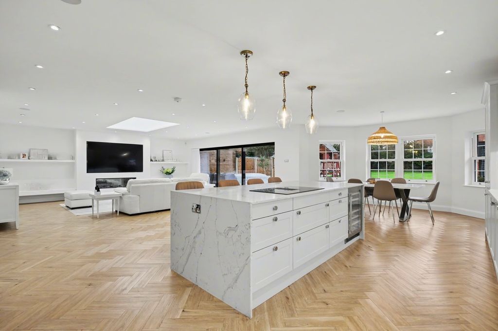 Property photo 2 of 27