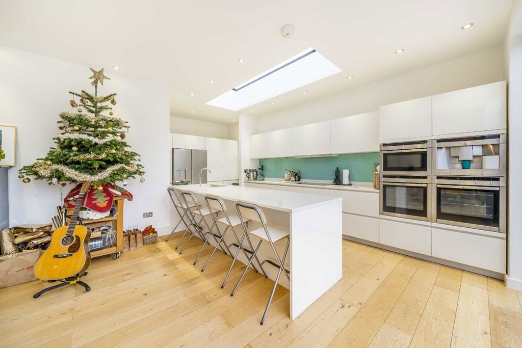 Property photo 3 of 11