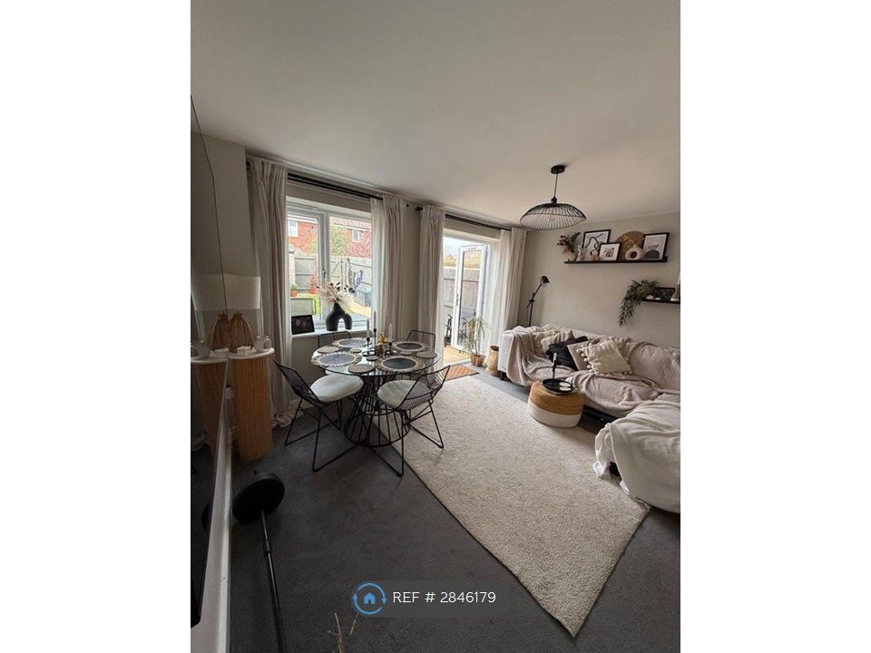 Property photo 3 of 10 Lounge 1