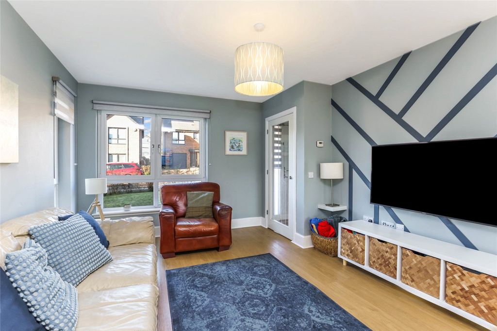 Property photo 3 of 21 Living Room