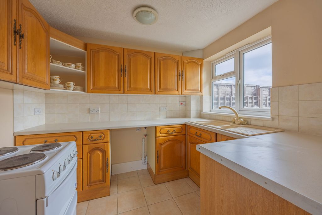 Property photo 3 of 11 Ewemove Taunton Darwin Close (9)
