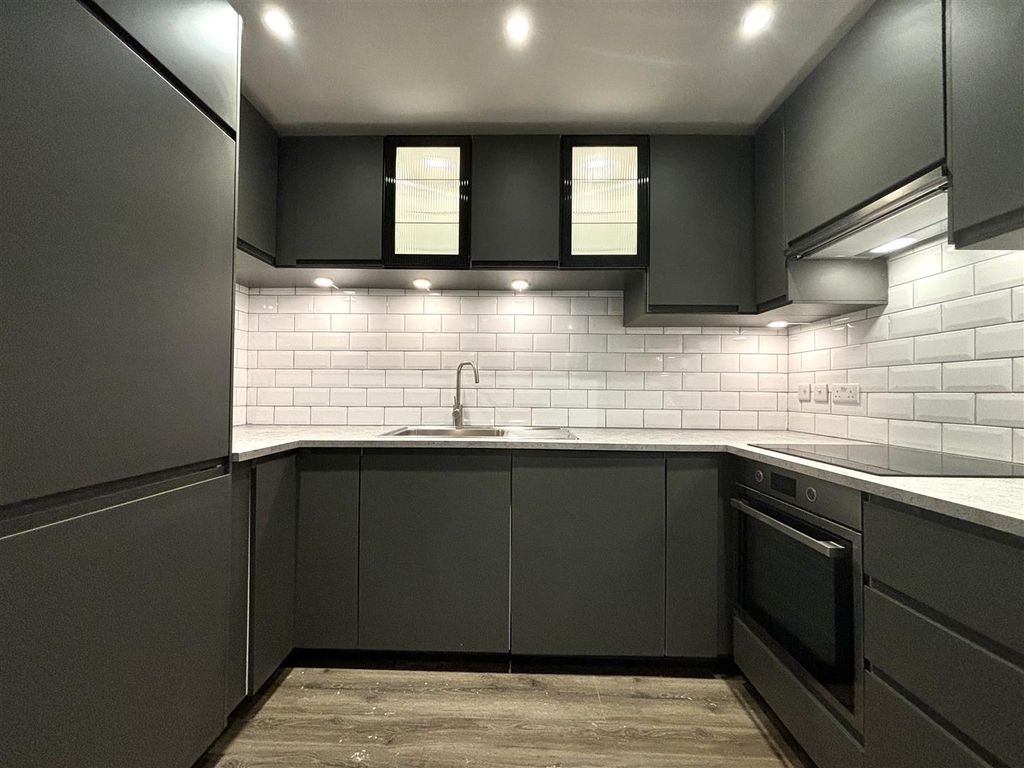 Property photo 3 of 8 Kitchen