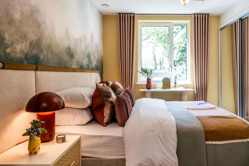 Property photo 2 of 6 Bedroom