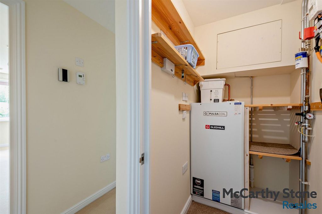 Additional image 12 of 2 bed flat for saleBenedict Court, Western Avenue, Newbury, Berkshire RG14