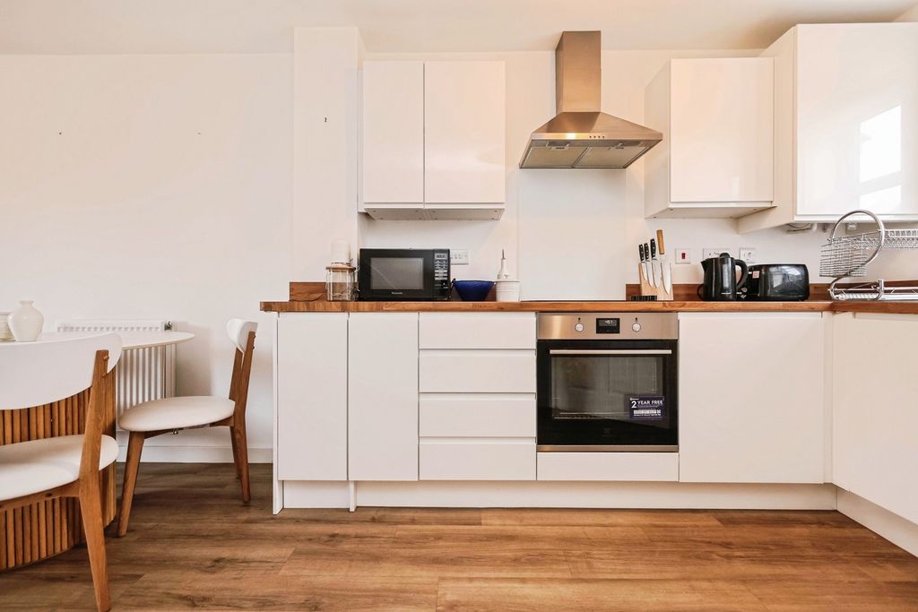 Property photo 3 of 18 Kitchen