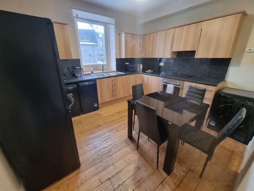 Property photo 3 of 6 Kitchen