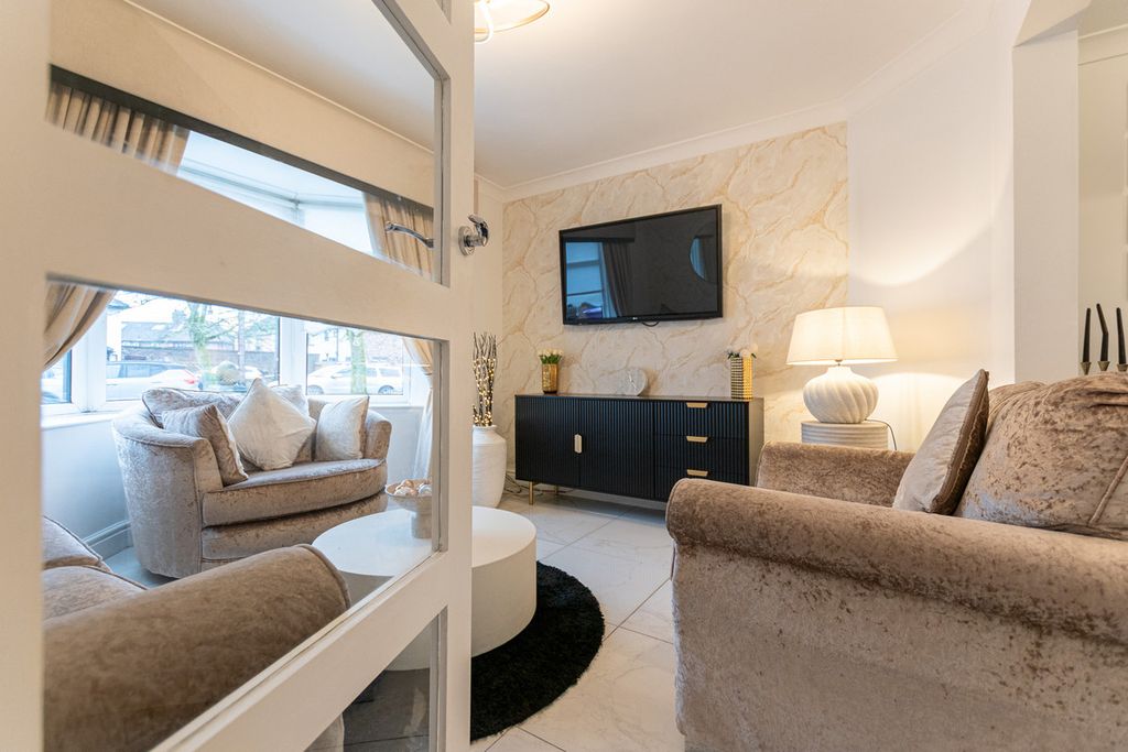 Property photo 2 of 31