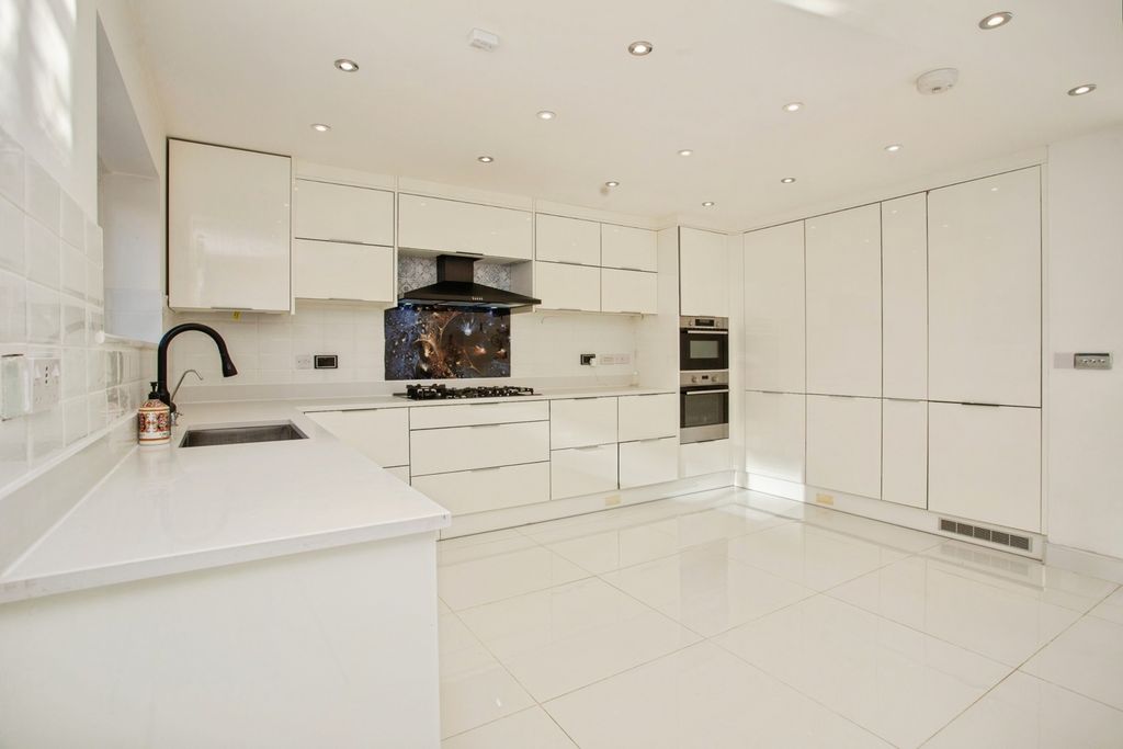 Property photo 2 of 16 Kitchen