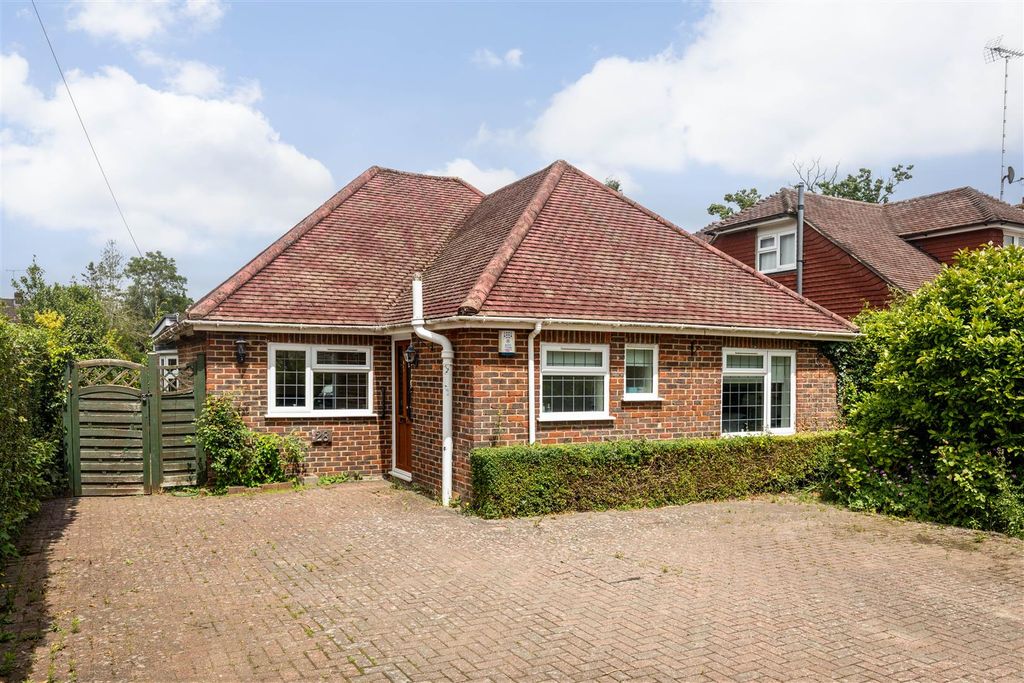 Property photo 1 of 18 28 Chestnuts Close-21.Jpg