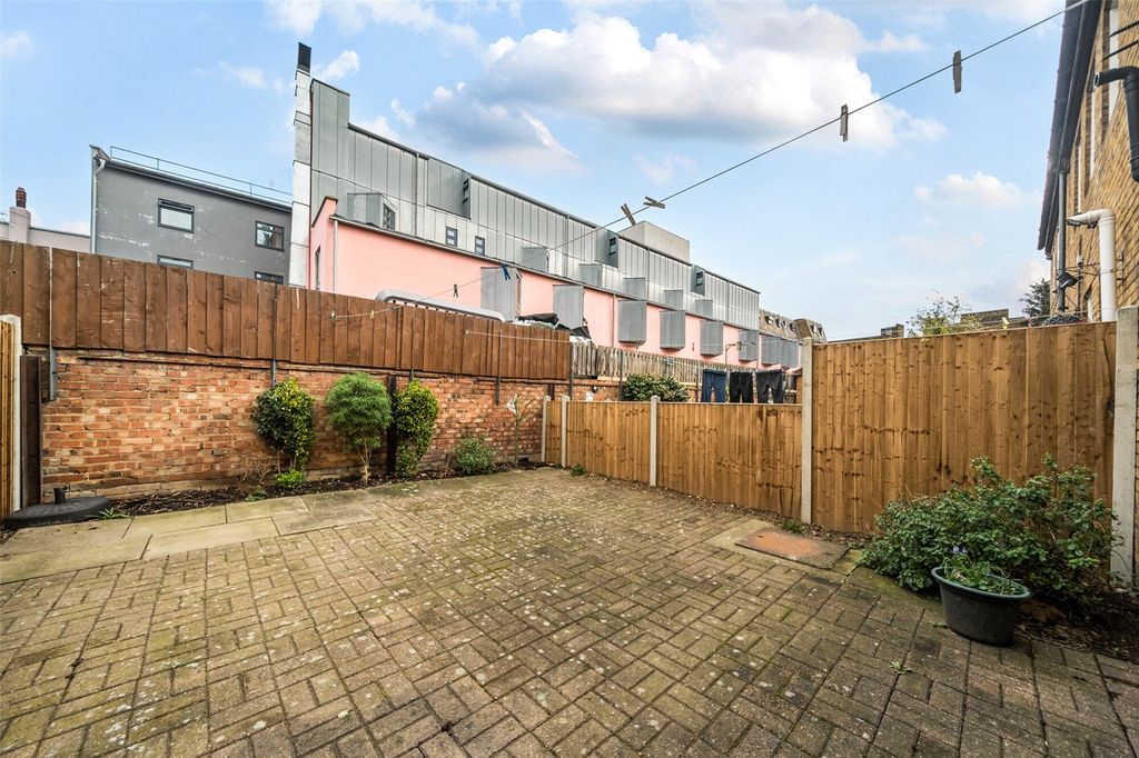 Property photo 2 of 18 Garden