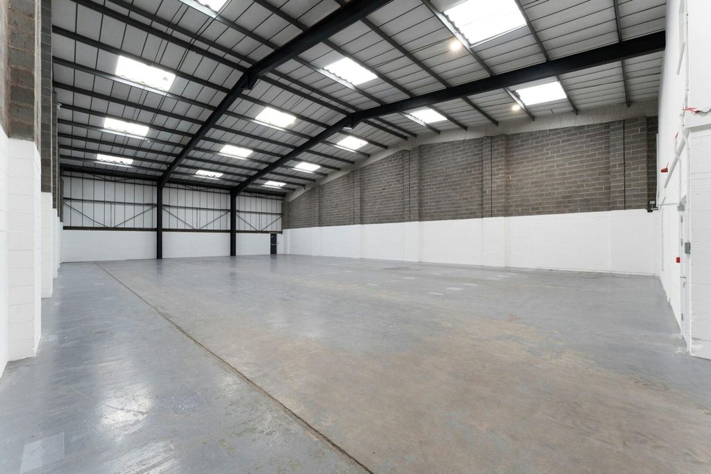 Property photo 3 of 8 Parkwaytradingestatemanchester-Mileway-22Oct2025-Decoymedia-24-Retouched-1920x1280.Jpg