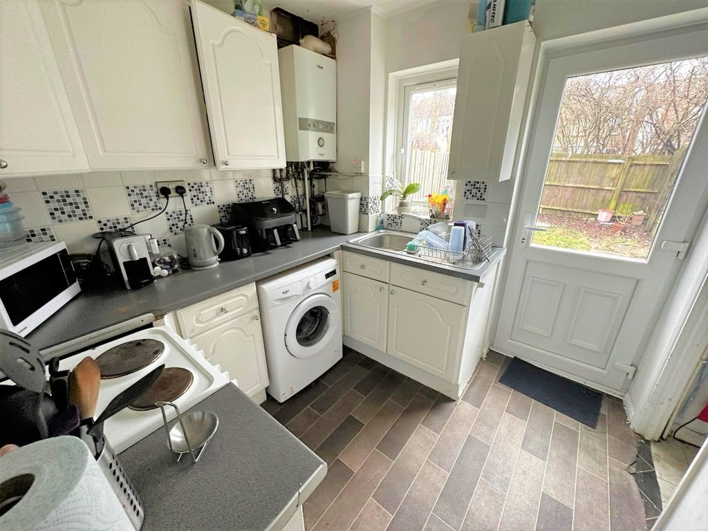Property photo 3 of 7 Kitchen2