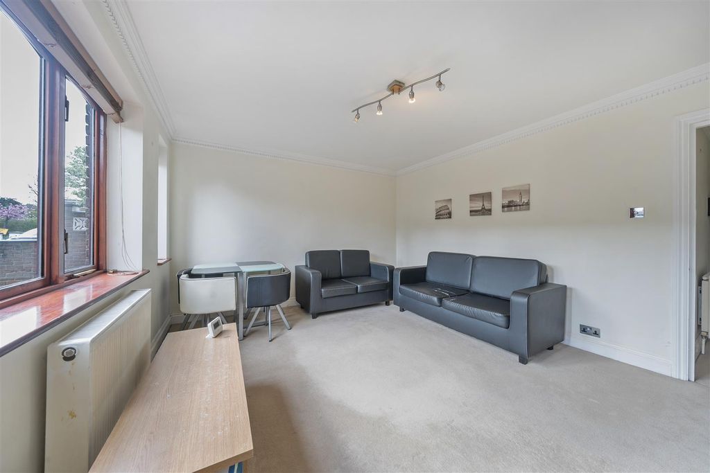 Property photo 3 of 8 Lounge.Jpg