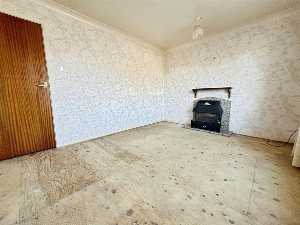 Property photo 3 of 12 Lounge