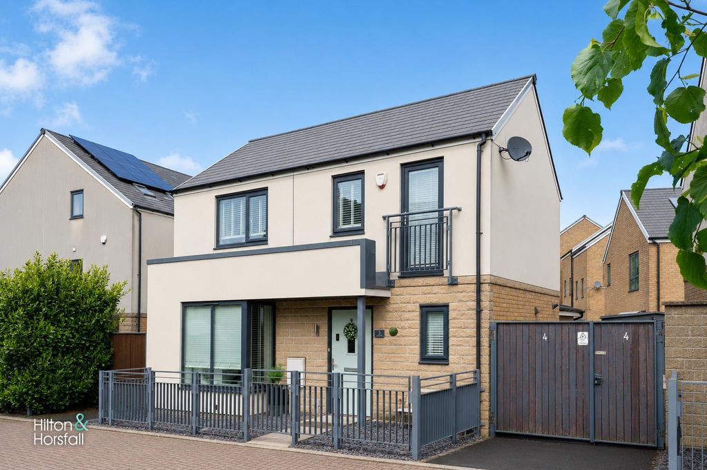 Property photo 1 of 18 Marlon Crescent