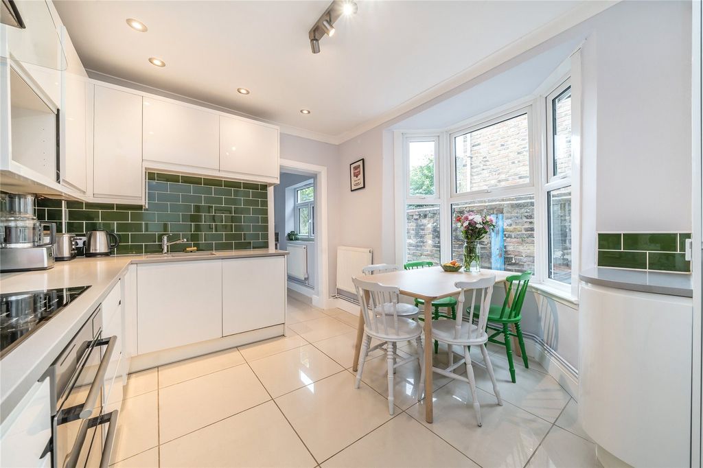 Property photo 3 of 10 Kitchen