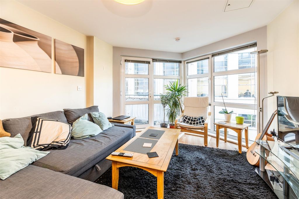 Property photo 2 of 11 21 Waterfront Plaza 013