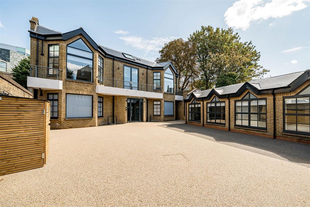 Property photo 2 of 10 Caxton Gate