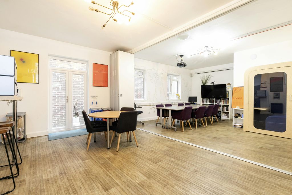 Property photo 2 of 7 61 Mansell  Street 6.Jpg
