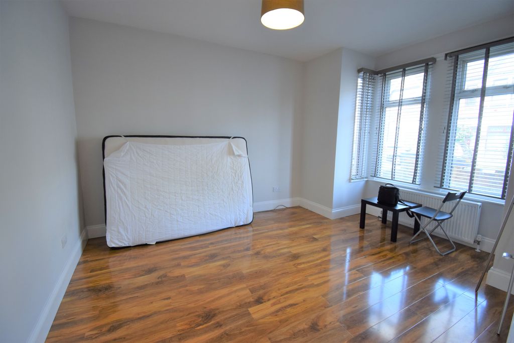 Property photo 1 of 15 Four Bedroom House With Two Bathroom- Off Ilford Lane