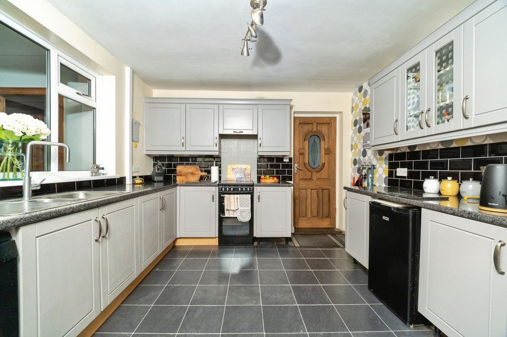 Property photo 2 of 22 Kitchen