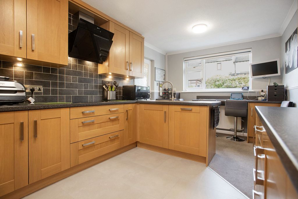 Property photo 2 of 32