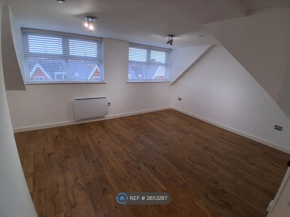 Property photo 3 of 8 Lounge1