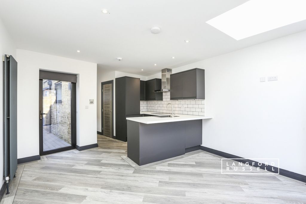 Property photo 1 of 10 Reception/Kitchen