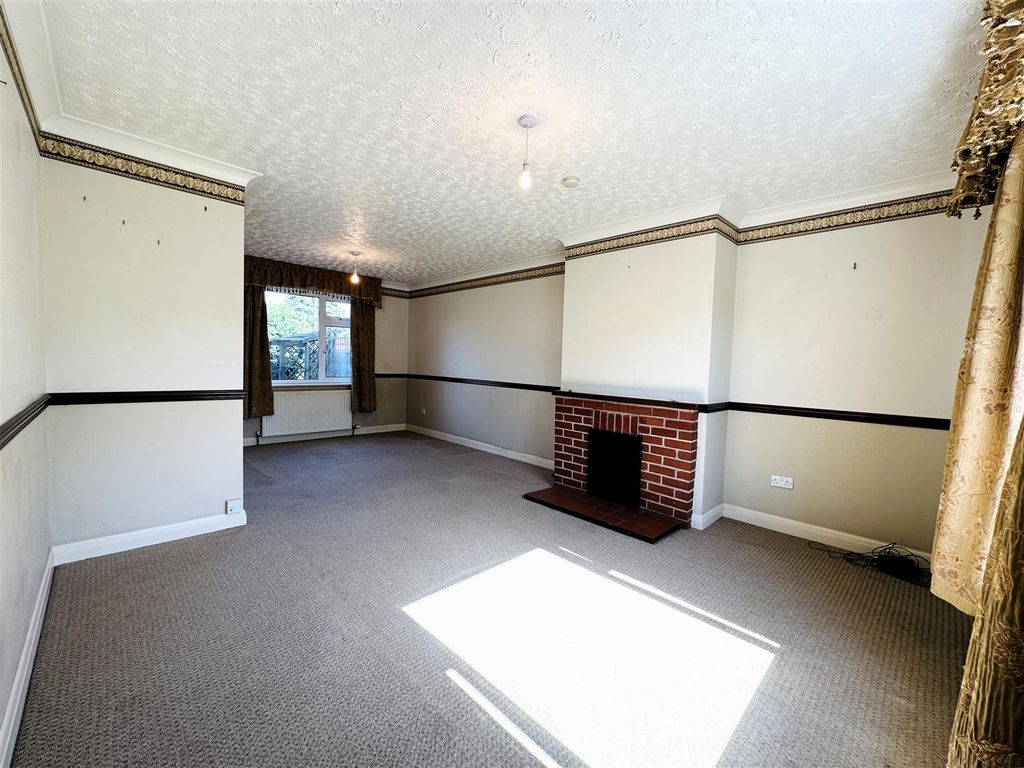 Property photo 2 of 16 Lounge