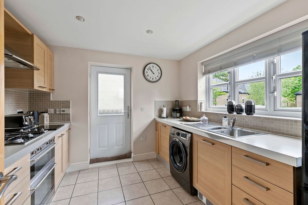 Property photo 2 of 33