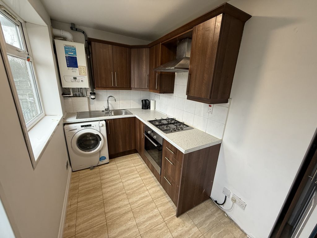 Property photo 1 of 6 2 Bedroom Maisonette For Rent In Hayes