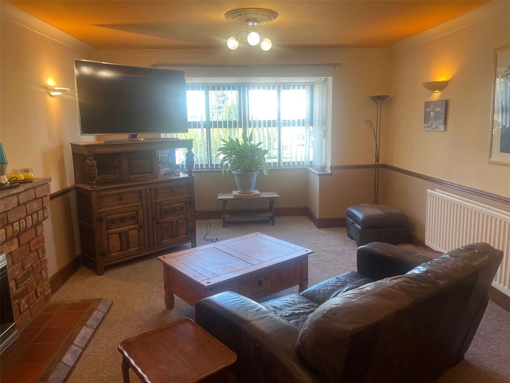 Property photo 3 of 19 Lounge