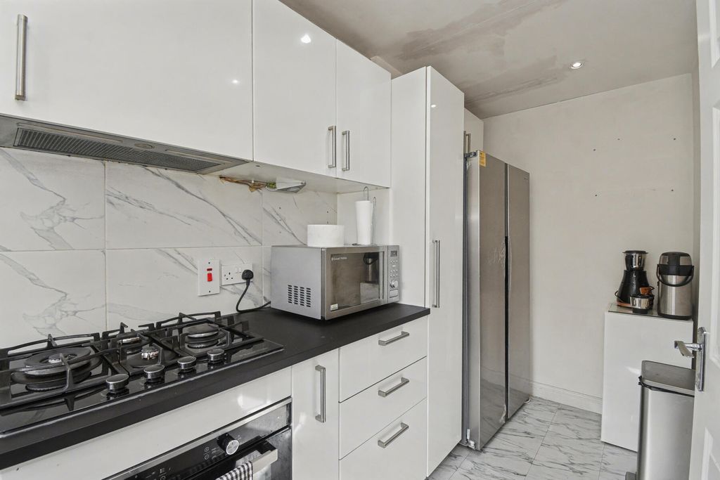 Property photo 3 of 10 Hanworth Road - Kitchen