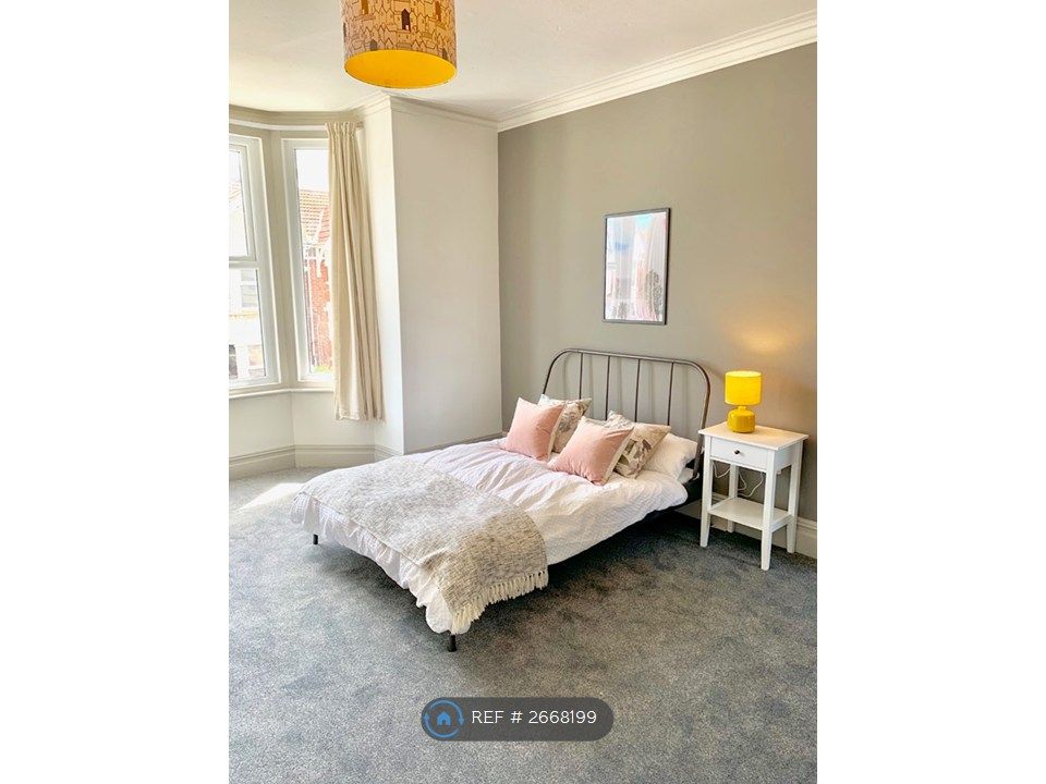 Property photo 1 of 13 Room 5