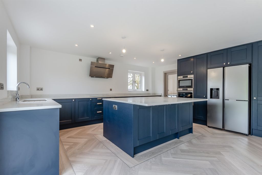 Property photo 2 of 32