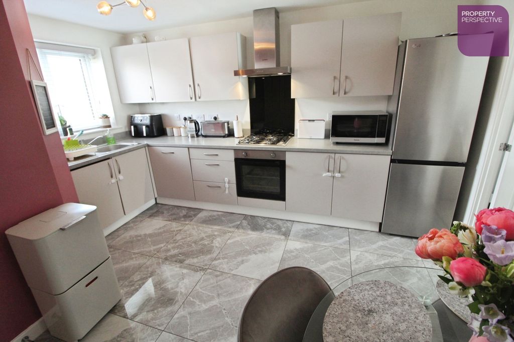 Property photo 3 of 11 Dining Kitchen