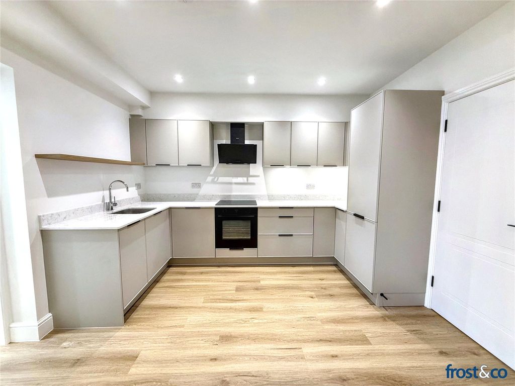 Property photo 3 of 17 Kitchen